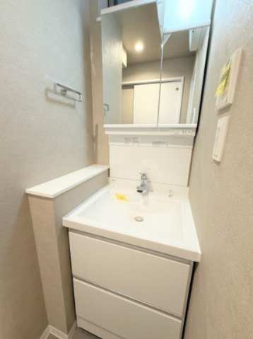 【独立洗面台】 | 仲介手数料２４０万円が無料！！】■フルリフォーム済■３ＬＤＫ＋車庫 | 【諸費用２４０万円ＯＦＦです！】 
■フルリフォーム済
■おしゃれなデザイン
■３ＬＤＫ＋車庫
■土日祝、平日も内覧可能
