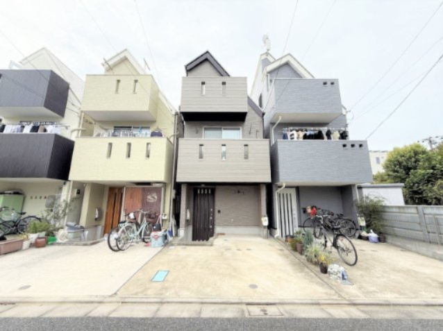 【外観】 | 仲介手数料２４０万円が無料！！】■フルリフォーム済■３ＬＤＫ＋車庫 | 【お得な諸費用サービスキャンペーン中！！】
■詳細は「物件概要」の「諸費用」欄をご確認下さい！ 
■フルリフォーム済
■おしゃれなデザイン
■３ＬＤＫ＋車庫
■土日祝、平日も内覧可能