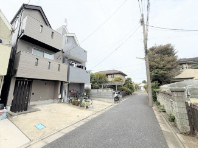 【外観】 | 仲介手数料２４０万円が無料！！】■フルリフォーム済■３ＬＤＫ＋車庫 | 【お得な諸費用サービスキャンペーン中！！】
■詳細は「物件概要」の「諸費用」欄をご確認下さい！ 
■フルリフォーム済
■おしゃれなデザイン
■３ＬＤＫ＋車庫
■土日祝、平日も内覧可能