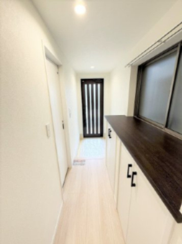 【玄関】 | 仲介手数料２４０万円が無料！！】■フルリフォーム済■３ＬＤＫ＋車庫 | 
【お得な諸費用サービスキャンペーン中！！】
■詳細は「物件概要」の「諸費用」欄をご確認下さい！ 
■フルリフォーム済
■おしゃれなデザイン
■３ＬＤＫ＋車庫
■土日祝、平日も内覧可能