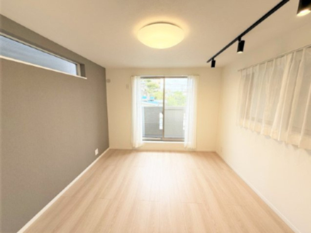 【居間・リビング】 | 仲介手数料２４０万円が無料！！】■フルリフォーム済■３ＬＤＫ＋車庫 | 【諸費用２４０万円ＯＦＦです！】 
■フルリフォーム済
■おしゃれなデザイン
■３ＬＤＫ＋車庫
■土日祝、平日も内覧可能
