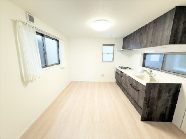 【キッチン】 | 仲介手数料２４０万円が無料！！】■フルリフォーム済■３ＬＤＫ＋車庫 | 【諸費用２４０万円ＯＦＦです！】 
■フルリフォーム済
■おしゃれなデザイン
■３ＬＤＫ＋車庫
■土日祝、平日も内覧可能
