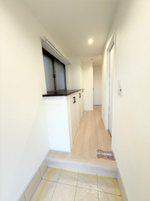 【玄関】 | 仲介手数料２４０万円が無料！！】■フルリフォーム済■３ＬＤＫ＋車庫 | 【諸費用２４０万円ＯＦＦです！】 
■フルリフォーム済
■おしゃれなデザイン
■３ＬＤＫ＋車庫
■土日祝、平日も内覧可能
