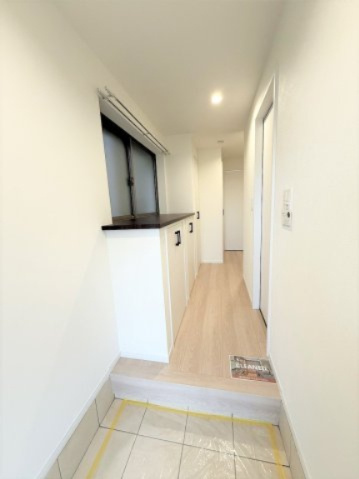 【玄関】 | 仲介手数料２４０万円が無料！！】■フルリフォーム済■３ＬＤＫ＋車庫 | 【諸費用２４０万円ＯＦＦです！】 
■フルリフォーム済
■おしゃれなデザイン
■３ＬＤＫ＋車庫
■土日祝、平日も内覧可能
