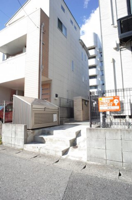 【エントランス】 | Rogie Hills | オートロック付きのセキュリティ。