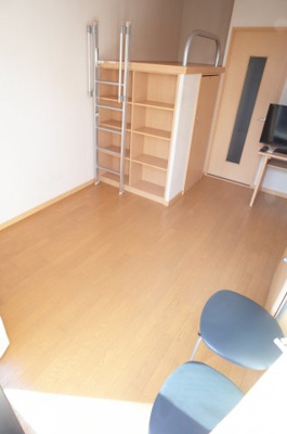 【内装】 | Rogie Hills | TV、机、イス、洗濯機、電子レンジ、冷蔵庫が付いてます！