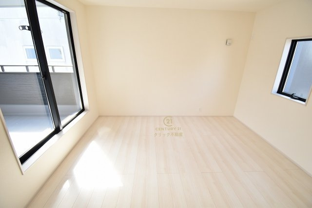 リーブルガーデン  ひたちなか足崎　19期　2の洋室|二面窓は採光に優れお部屋を明るく照らします。２面の窓から景色が見えるので開放感があり、通風も良く快適にお過ごしいただけます。