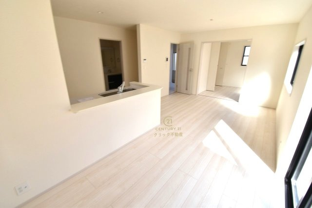 リーブルガーデン  ひたちなか足崎　19期　2の居間・リビング|カーテンやラグの色、質感、選ぶ家具などでお部屋の雰囲気が変わります。お好みのインテリアを楽しみましょう♪白を基調とした内装ですので、あらゆるスタイルが馴染みます。