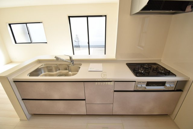 リーブルガーデン  ひたちなか足崎　19期　2のキッチン|対面式システムキッチンは料理中や後片づけの間も会話が楽しめ、家族に一体感が生まれます。十分な広さのキッチンなら、家族での分担作業もはかどりそう！