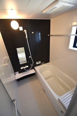 リーブルガーデン  ひたちなか足崎　19期　2の浴室|浴槽への出入りが安全な低床タイプのユニットバスです。洗い場は滑りにくい速乾床ですので、お子様やご高齢の方にも安心です。自動お湯張りに追焚機能付きのオートバスです。