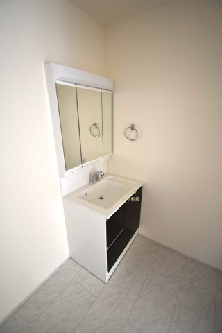 リーブルガーデン  ひたちなか足崎　19期　2の独立洗面台|シャンプードレッサー付き洗面台は、広めで使いやすい、お手入れが楽なデザインです。広めの洗面室ですので、お好みのラックなどを置いて我が家流に使いやすくするのがおすすめです。