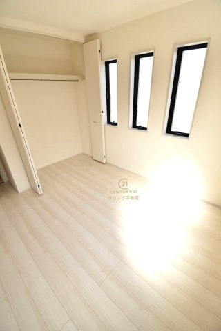 リーブルガーデン  ひたちなか足崎　19期　2の洋室|折戸を開くと壁面クローゼット。衣類が横一列に並ぶためひと目で洋服が選びやすい！衣類をたくさんお持ちの方もスッキリ片付きます♪