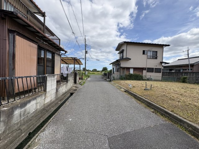 本納中古戸建の前面道路含む現地写真