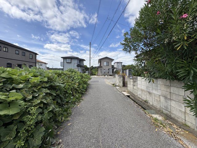本納中古戸建の前面道路含む現地写真