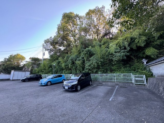 ハイムローリエの駐車場