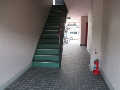 【エントランス】 | ハイコスモ淡路 | エントランスは通り抜けタイプで風通しが良いです