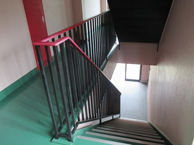 【その他共用部分】 | ハイコスモ淡路 | 階段は傾斜が少なく上り下りも楽々です