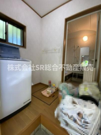 加納2丁目中古戸建の脱衣所|室内洗濯機置場があり、物干し場と行き来できます！
