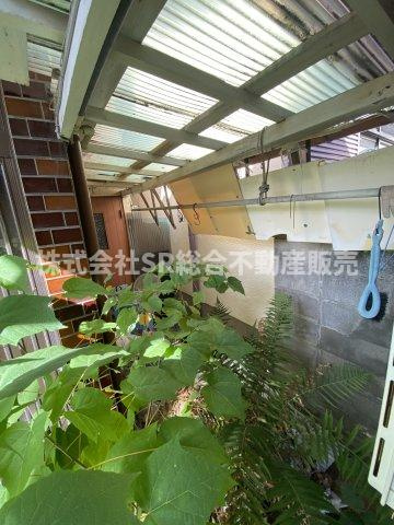 加納2丁目中古戸建のバルコニー|こちらでも洗濯物が干せます！屋根がついていて雨が降っても大丈夫です。