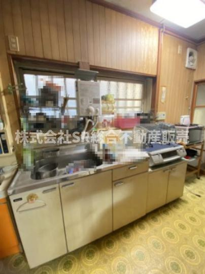 加納2丁目中古戸建のキッチン|キッチンはコンパクトですが、窓も付いており換気もでき、お風呂場、物干し場と行き来できるようにドアがあります！