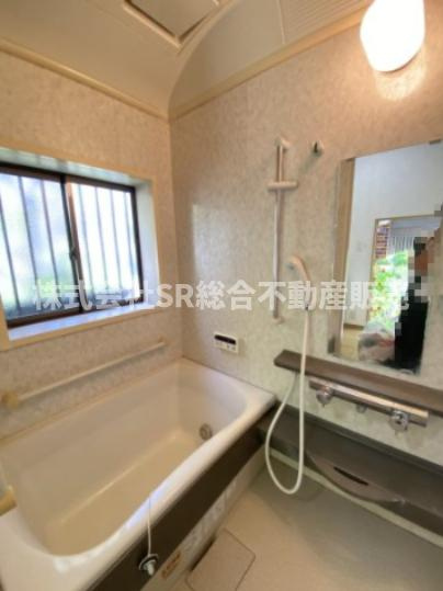 加納2丁目中古戸建の浴室|離れにあるお風呂です。窓もあり換気もバッチリでき、湿気がこもりません！