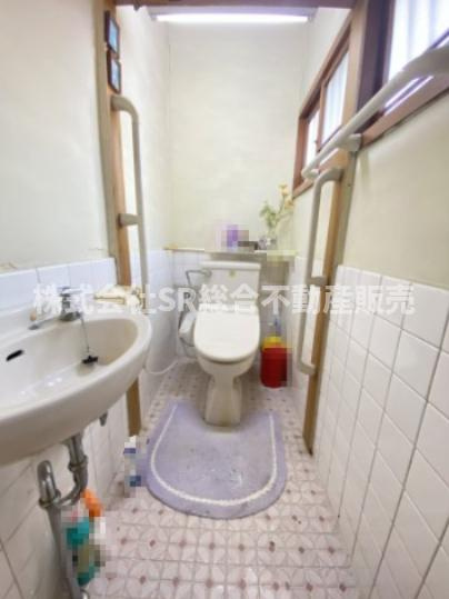 加納2丁目中古戸建のトイレ|手すりがついており、高齢者の方、足腰の悪い方にも使いやすいバリアフリー仕様です！
温水洗浄便座も付いてます♪