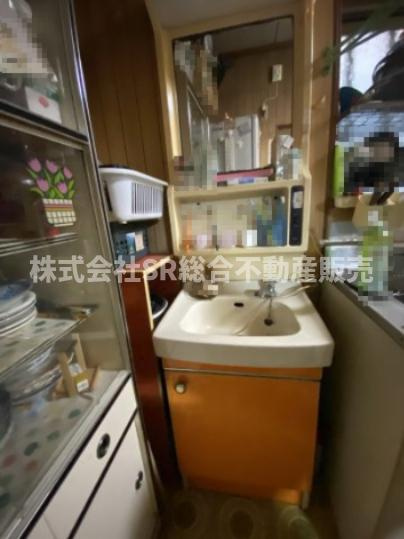 加納2丁目中古戸建の独立洗面台|独立洗面台、小物を置くことができて便利です