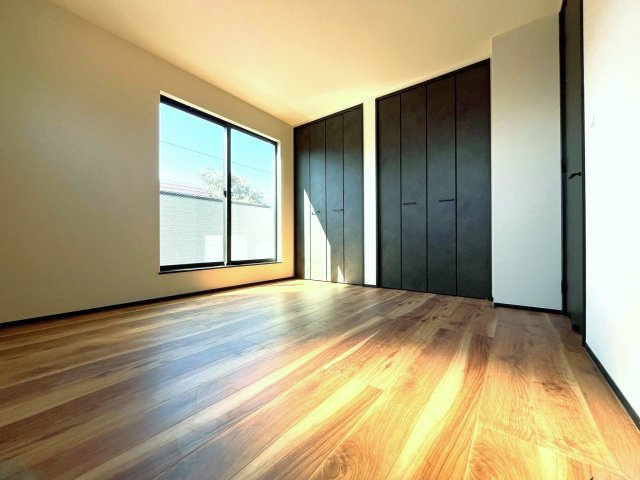 品川区大崎4丁目 限定1棟の洋室|3階5.1帖洋室②
全室しっかりとした大きさの収納付きでお部屋はスッキリとお使いいただけます