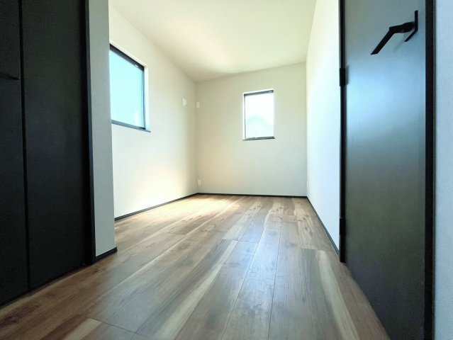 品川区大崎4丁目 限定1棟の独立洗面台|使いやすい三面鏡の洗面台
広々とした洗面室はお子様との入浴にも充分なスペースがございます