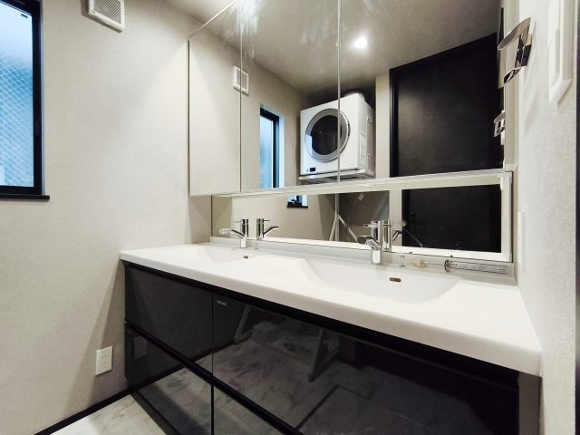 品川区大崎4丁目 限定1棟の収納|大型シューズインクローク
ご家族の季節ごとの靴やアウトドア用品などをしっかり収納できます
