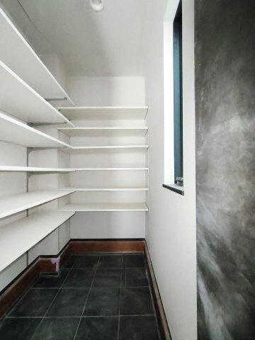 品川区大崎4丁目 限定1棟のキッチン|非接触で衛生的にお料理ができるタッチレス水栓を装備しています
ユーティリティキッチン 