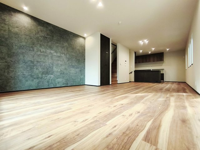 品川区大崎4丁目 限定1棟の居間・リビング|開放感溢れる21.8帖のLDK
壁面には空間を華やかに演出するアクセントクロスを施してます
ゆったりとお寛ぎいただけるプレミアムな大空間
(生活のイメージができるよう家具はCG加工をしています)