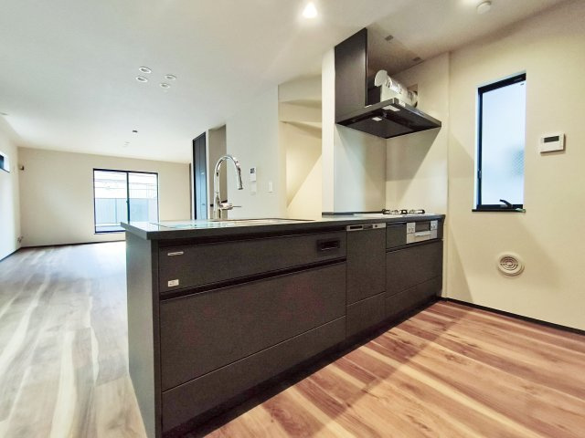 品川区大崎4丁目 限定1棟のキッチン|キッチン背面にはキッチンと同じ面材のカップボードを設置いたしました
