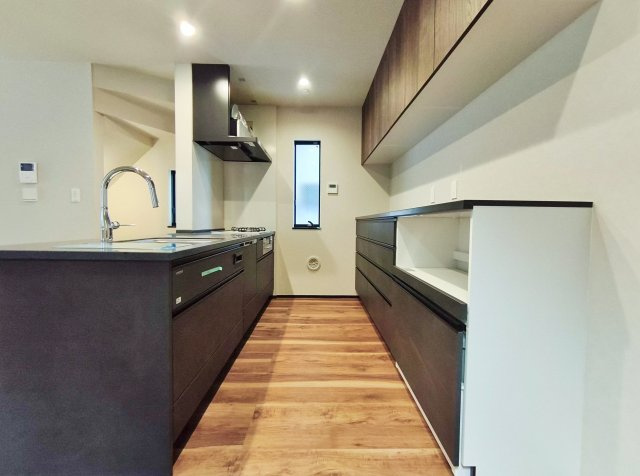 品川区大崎4丁目 限定1棟のキッチン|キッチン背面にはスタイリッシュなカップボードを設置
