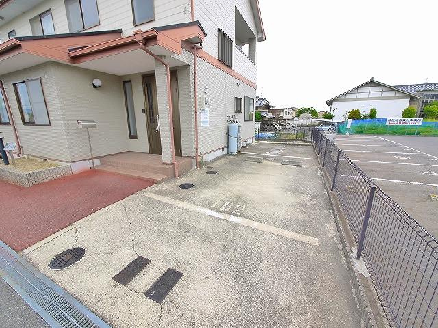 サンモールⅡ（宮ノ内）の駐車場|車をお持ちの方に嬉しい駐車場付きの物件です