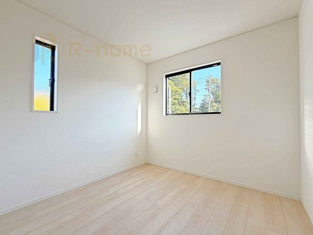 ひたちなか市相金町第1　新築戸建て　2号棟の洋室|2面窓の風通しの良い洋室です♪差し込む暖かな陽当たりで、室内がくつろげる空間に早変わりです♪