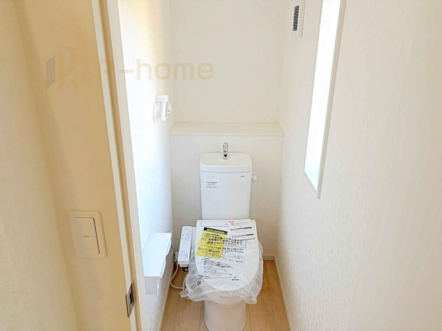 ひたちなか市相金町第1　新築戸建て　2号棟のトイレ|温水洗浄便座付きのトイレ。
トイレが２ヵ所設置で朝の忙しい時間でも安心です。