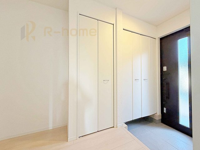 ひたちなか市相金町第1　新築戸建て　2号棟の収納|掃除用具などの収納に便利なホール収納！