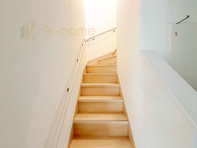 ひたちなか市相金町第1　新築戸建て　2号棟の内装|手すりのついた階段！小さなお子様の利用も一安心です♪