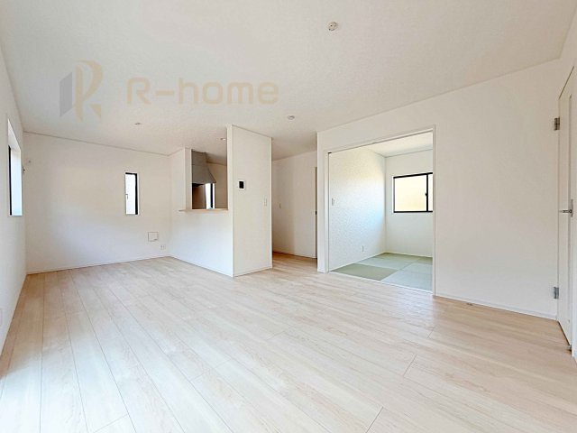 ひたちなか市相金町第1　新築戸建て　2号棟の居間・リビング|広くて明るいＬＤＫ♪ ゆったりくつろげるリビングスペースで、ご家族皆様の笑顔が溢れます。