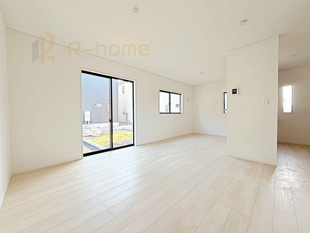 ひたちなか市相金町第1　新築戸建て　2号棟の居間・リビング|リビングには開口部を可能な限り多く設けました。人が集まる場所なので開放感が必要な場所だと思います。