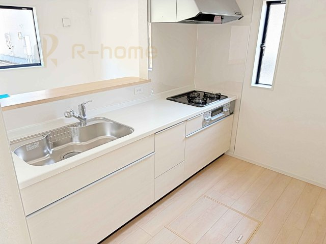 ひたちなか市相金町第1　新築戸建て　2号棟のキッチン|料理をしながら家族とコミュニケーションが取れる対面式システムキッチン。