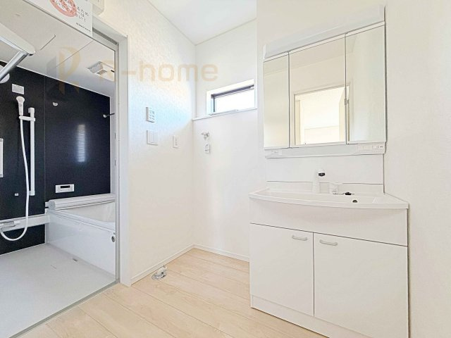 ひたちなか市相金町第1　新築戸建て　2号棟の洗面所|清潔感溢れる洗面台は嬉しい三面鏡付き。洗剤や歯ブラシなどもすっきり収納できます♪