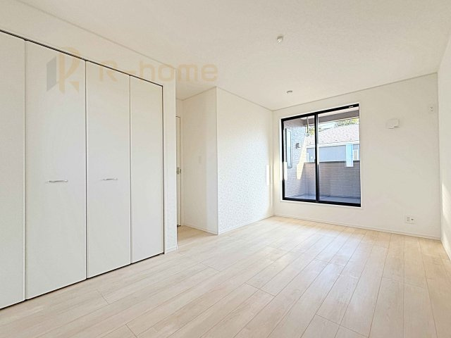 ひたちなか市相金町第1　新築戸建て　2号棟の洋室|どんな部屋家具も合わせやすいシンプルな洋室！
たっぷりの日差しと心地よい風が舞い込む住まい♪