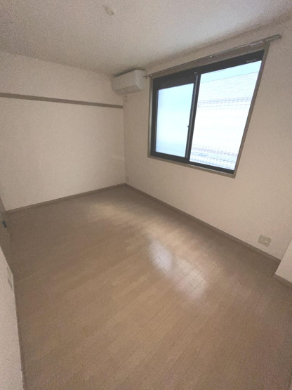 【居間・リビング】 | IS | 2面採光の明るい洋室です