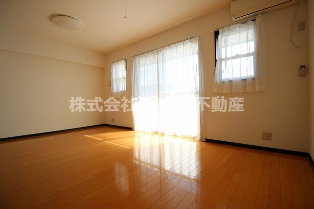 スカイコート志比田Ⅰ・Ⅱの居間・リビング|こちらのリビングで趣味の時間をお楽しみください