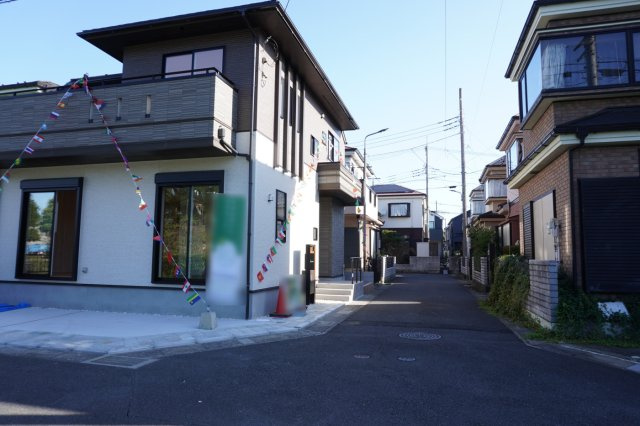 草加市新栄2丁目 新築分譲住宅の前面道路含む現地写真