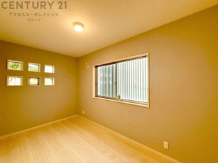 子供部屋…創造性や成長を促す遊びの空間を提供。学習や趣味に集中できる環境を整えます。個別のプライベートスペースは自己表現と自立心を育み、心地よい睡眠環境を整えリラックスできる場所を提供。