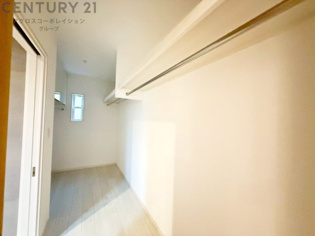 ウォークインクローゼットは、歩いて入れるタイプの収納スペースで、衣類や小物を整理しやすいのが特徴です。一般的なクローゼットよりも広く、収納力が高いため、家の中をすっきり保つのに役立ちます。