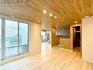 広々とした約22.8帖のＬＤＫ（家具を置いても十分なスペースが確保でき、窮屈さを感じずにのびのびと過ごせます）